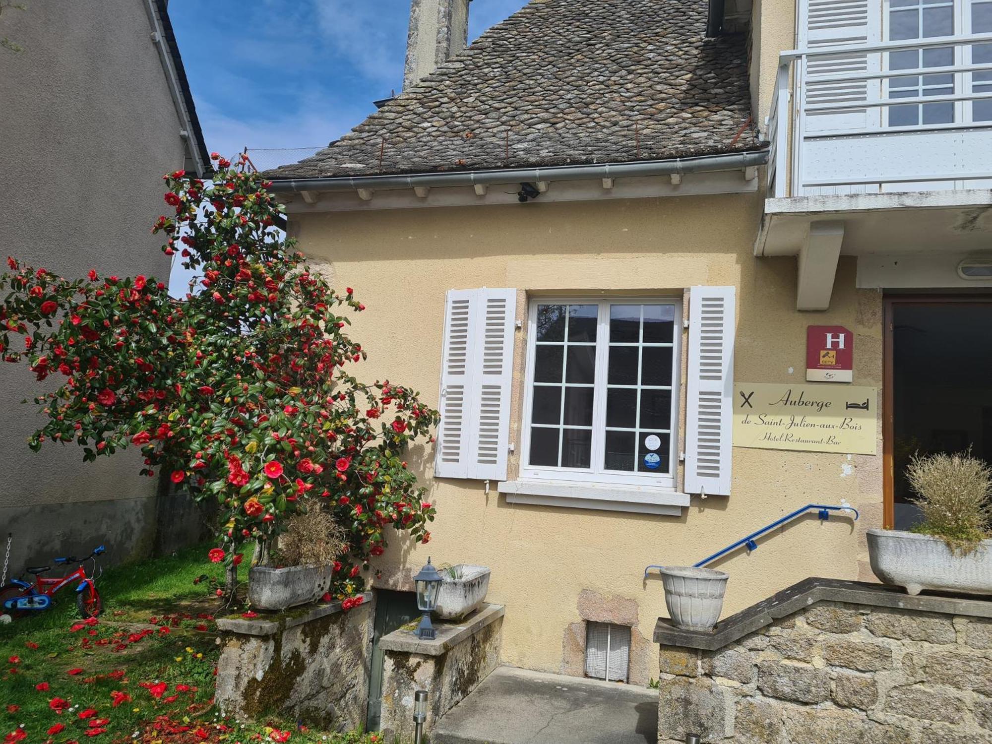 Hotel Saint Julien Aux Bois エクステリア 写真